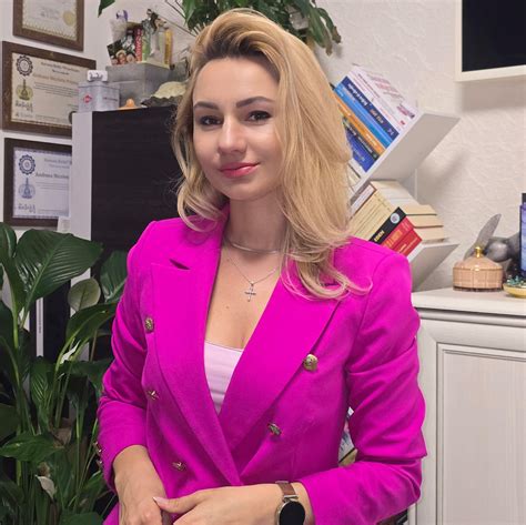 Ilustrație cu un bebeluș care prezintă semne de iritabilitate și rigiditate a gâtului, sugerând posibila prezență a meningitei.