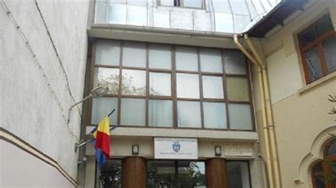 imagini cu clădirea maternității din Ploiești, cu accent pe aspectul exterior modernizat