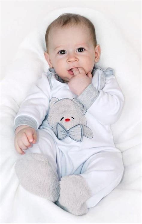 Fotografie cu produse de bază (alimente, haine pentru copii) destinate familiilor nevoiașe