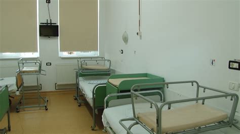 imagini cu mobilierul nou din saloanele maternității