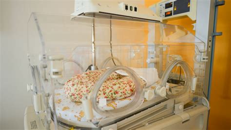 imagine reprezentând un nou-născut într-un incubator