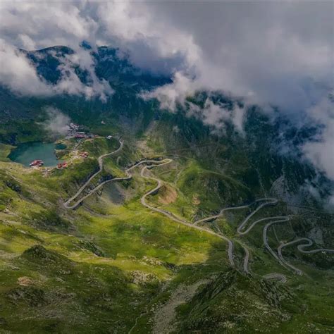 Fotografie aeriană a Transfăgărășanului cu serpentinele sale spectaculoase și Lacul Bâlea