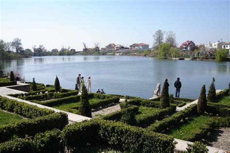 Palatul Mogoșoaia reflectat în lac, cu parcul din jur