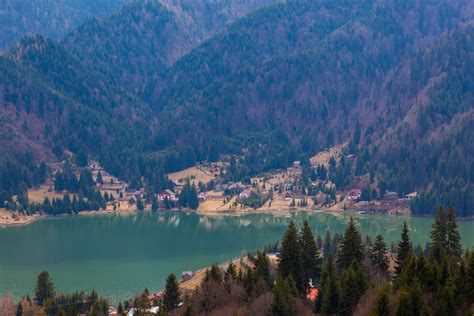 Peisaj idilic al Lacului Colibița, cu munții în fundal