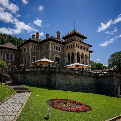 Vedere exterioară a Castelului Cantacuzino, cu accent pe arhitectura sa