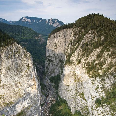 Peisaj dramatic al Cheilor Bicazului, cu stânci înalte și vegetație