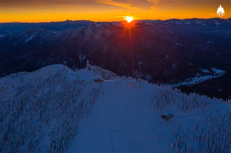 Priveliște panoramică de pe Vârful Postăvaru, cu munții în depărtare