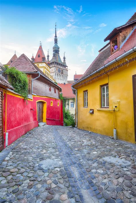 Străduță pitorească din Sighișoara cu case colorate și elemente arhitecturale medievale