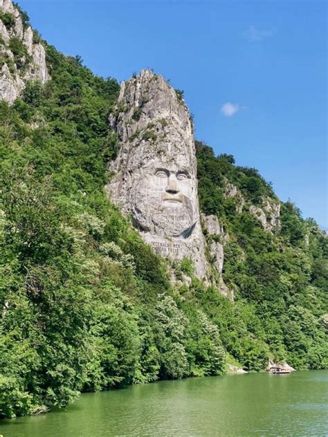 Statuia lui Decebal sculptată în stâncă, pe malul Dunării la Cazane