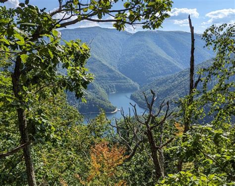 Peisaj cu Lacul Tarnița și munții din jur