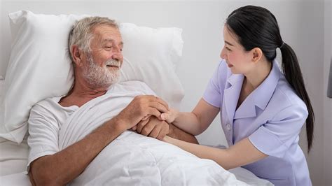 Fotografie a unei persoane care utilizează o aleză absorbantă în timpul îngrijirii unui pacient la domiciliu.