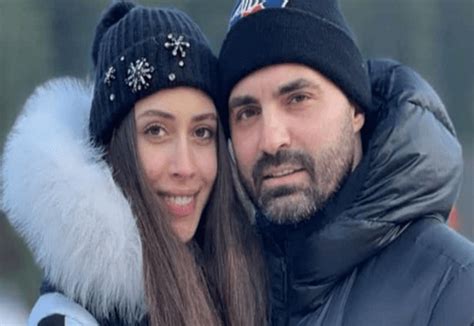 ilustrație cu o studentă însărcinată studiind, cu o burtică vizibilă, eventual cu o notă de umor