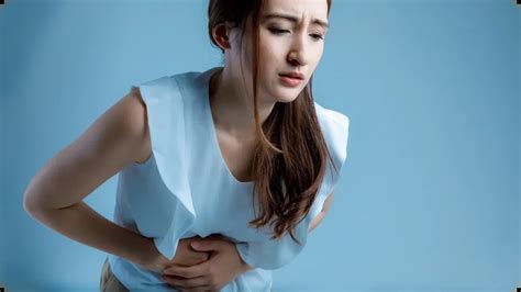 Ilustrație cu o papușă Reborn detaliată, evidențiind realismul pielii și trăsăturilor