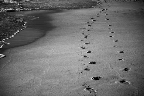 imagine comparativă a piciorului cu urme de șosete și fără, evidențiind diferența