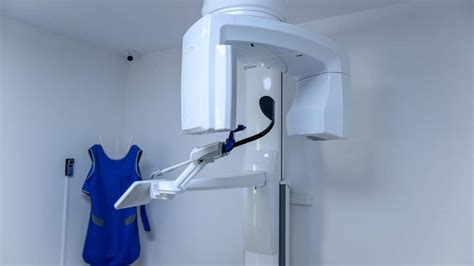 ilustrație medicală a unui aparat de radiografie utilizat pentru a examina o femeie însărcinată