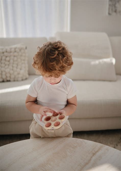 Copilul explorând o jucărie senzorială