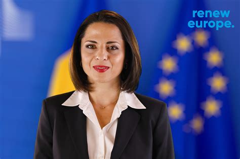 Copil care dărâmă un turnuleț de stivuire