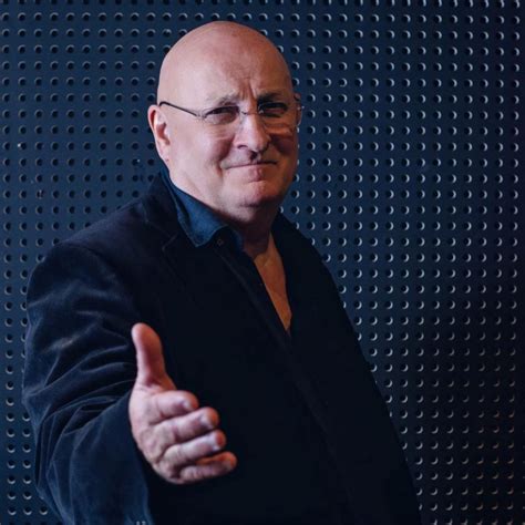 Portret al actorului Bebe Cotimanis, zâmbind, într-un cadru studio