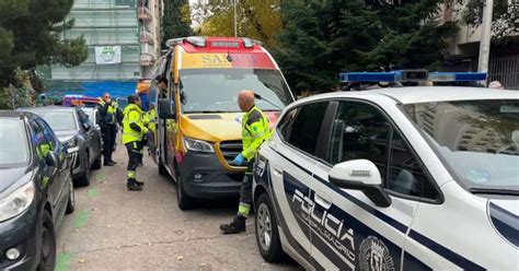 Ilustrație cu o mamă fericită ținând în brațe doi nou-născuți gemeni.