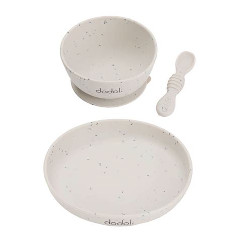 O imagine cu o gamă variată de ustensile pentru diversificare: boluri cu ventuză, lingurițe moi, bavete.