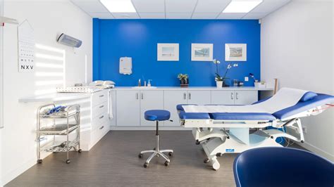 Ilustrație cu o ușă de cabinet medical pe care scrie 