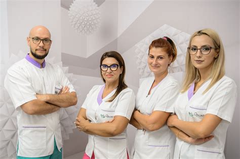 O imagine cu fațada clinicii Gynia sau o fotografie a personalului medical zâmbitor.