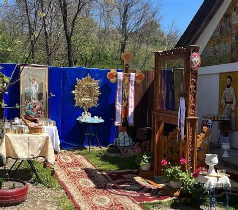 Ilustrație cu preot împărtășind credincioși într-o biserică