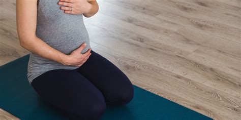 ilustrație cu o femeie care practică yoga prenatală