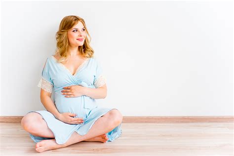 femeie însărcinată practicând yoga blândă