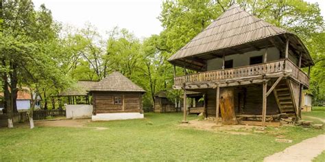 Ilustrație a gospodăriei lui Ilie Moromete, sugerând viața rurală tradițională