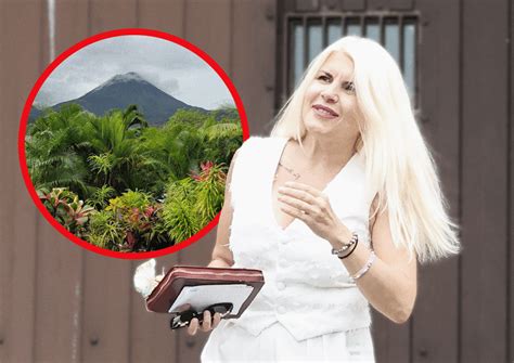 Elena Udrea în momentul sosirii în Costa Rica