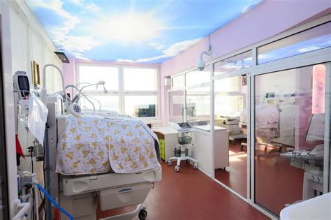Imagine cu o secție de terapie intensivă neonatală modernă.