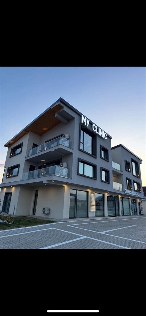 Vizualizare exterioară a clădirii clinicii medicale cu indicarea clară a numelui.