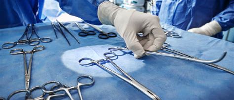 ilustrație a unui asistent medical care pregătește instrumentar chirurgical