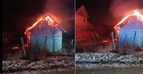 Doi frați jucându-se împreună