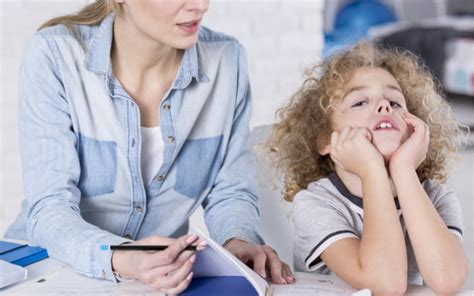 copil mic ascultând cu atenție un adult