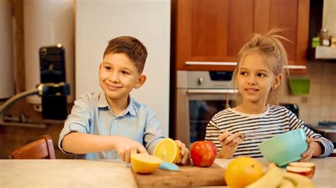 copil mic explorând diverse alimente pe o tavă