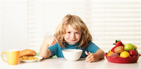 copil fericit care mănâncă bucățele de fructe