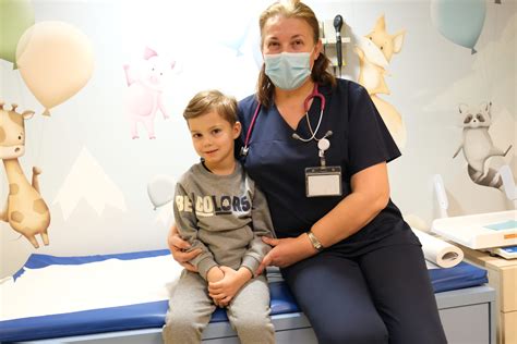 Ilustrație cu un copil examinat de un medic pediatru într-un cabinet modern