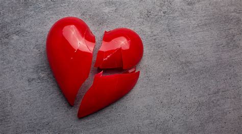 ilustrație cu o inimă frântă sau două siluete despărțindu-se