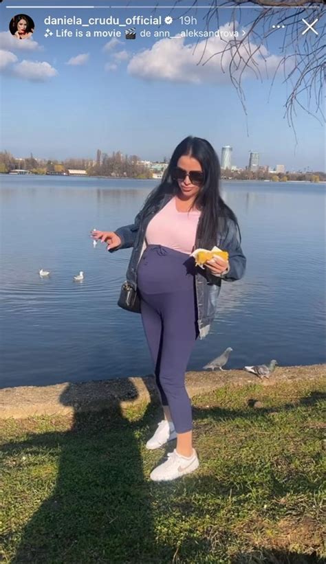 Daniela Crudu cu burtica de gravidă, purtând o rochie mulată roșie
