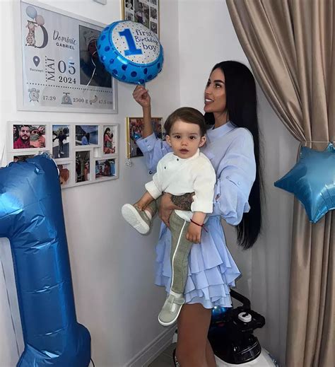 Daniela Crudu alături de partenerul ei și cei doi copii