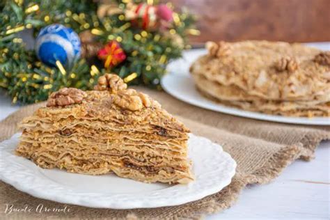 imagine cu straturi de turte însiropate și umplute cu nucă