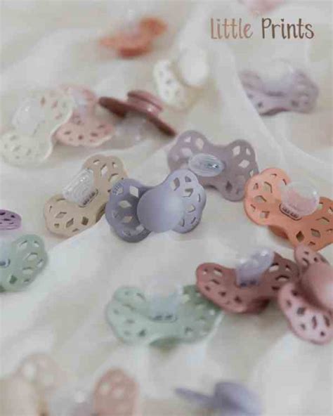 O colecție de suzete acrilice transparente, goale, gata de a fi umplute cu diverse elemente decorative.