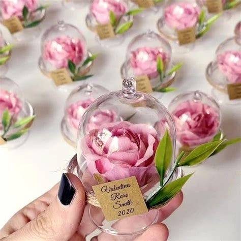 O galerie diversificată de marturii acrilice, incluzând mașinuțe, globuri, cutiuțe și forme decorative unice.