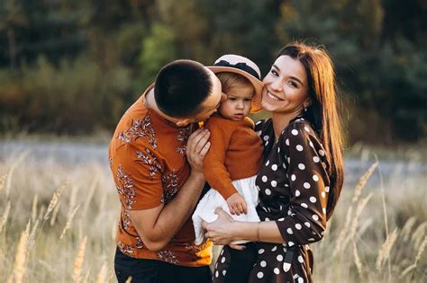 Fotografie a unui cuplu fericit, așteptând un copil