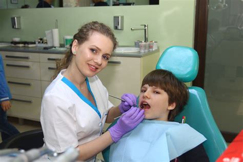 Imagine cu un medic examinând gura unui copil