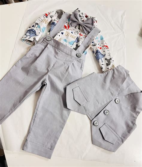 Comparație vizuală a diferitelor tipuri de costume de botez, populare și elegante