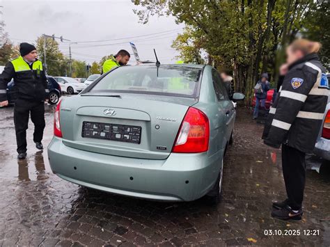 Ilustrație cu un bebeluș fericit în cadă, înconjurat de jucării de baie.