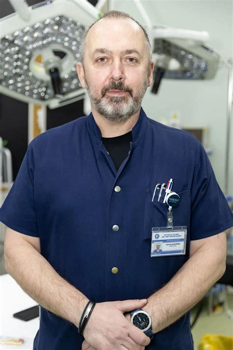 Fotografie profesională a Dr. Alexandru Ciulcu, zâmbind și arătând prietenos.